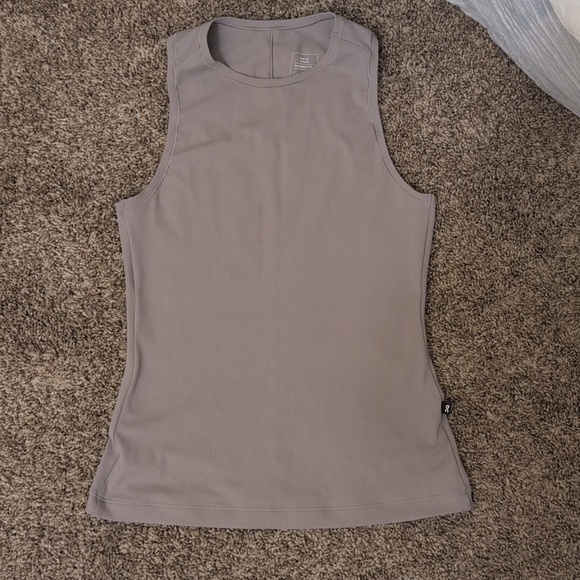 On Clouds Tops - On Cloud Running Women's Movement Sleeveless Tank Size Small